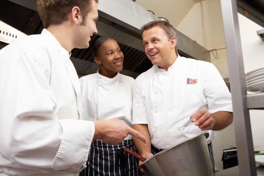 Köche im Gespräch in der Küche